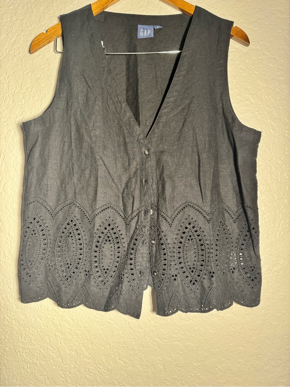 GAP Black Sleeveless Eyelet Button-Front Top
